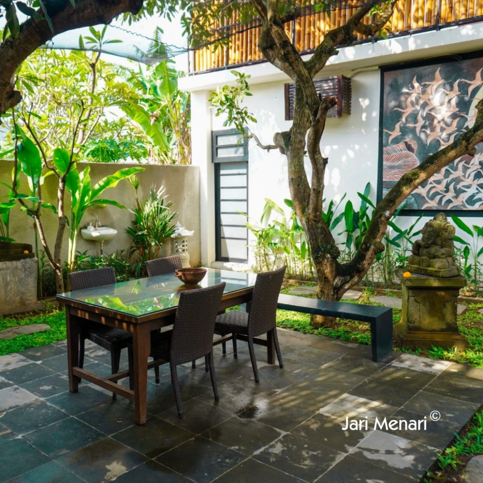 Ambiance of Jari Menari